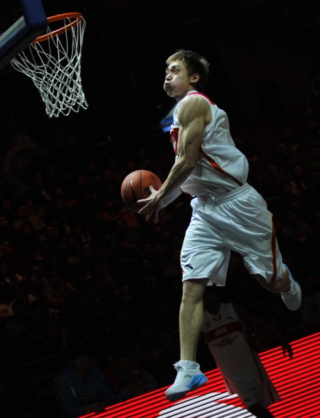 内马尔赛前牵着自己的女儿马维入场，之后还给女儿比心