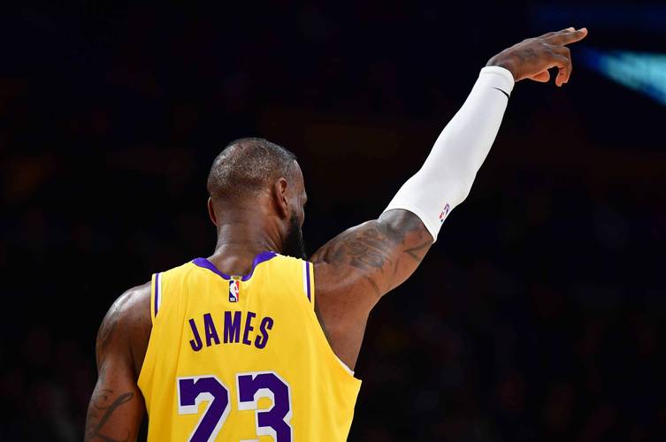 补篮绝杀！詹皇13+13延续6630天纪录：末节10+5助湖人重返前四