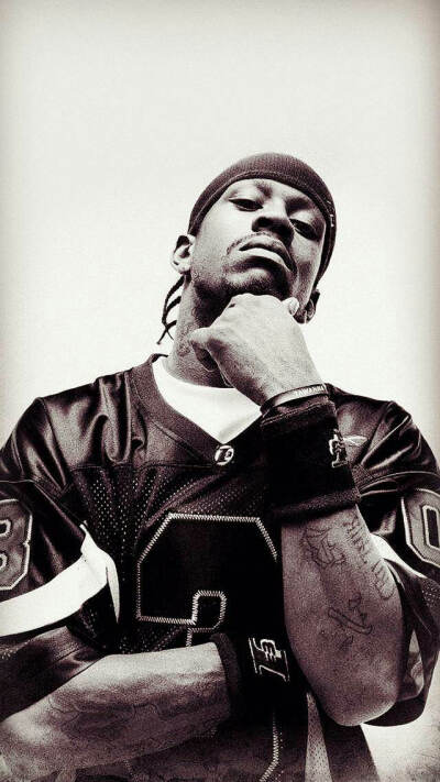 肚子略大，球迷质疑姆伯莫身体状态，随后阿莫林给予后者支持