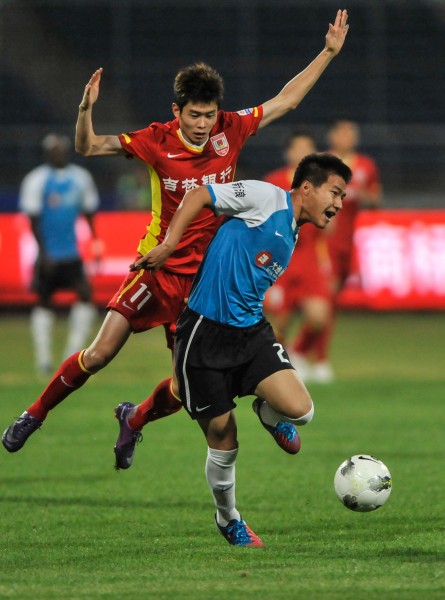 这么撞很合理吧！不犯规吧！ #足球